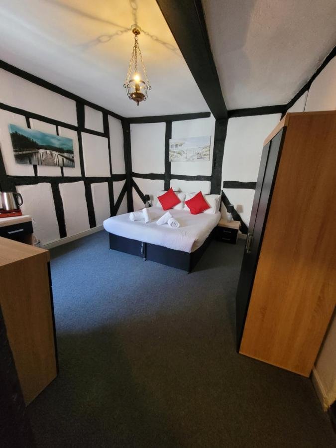 Double room with exposed oak beams and fresh white linen