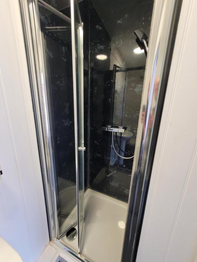 Modern en-suite shower room