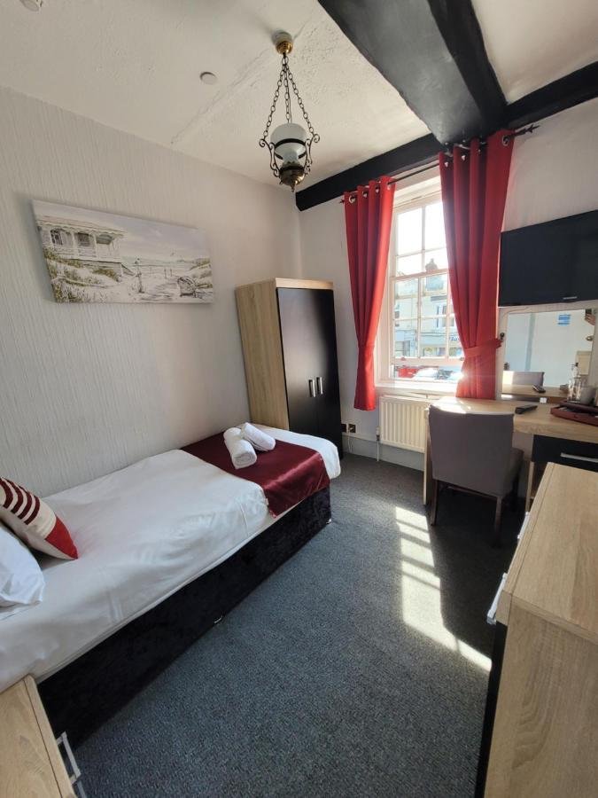 Twin room with desk, wardrobe and TV